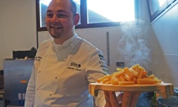 Le chef étoilé Laurent Lemal prépare un plat végétal dans son restaurent La Coopérative à Bélesta, dans le sud-ouest de la France, le 19 décembre 2016