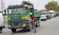 Des syndicalistes de la CGT distribuent des tracts près de la raffinerie de Gennevilliers pour protester contre la réforme du Code du travail, le 25 septembre 2017  