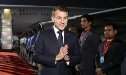 Emmanuel Macron (C) à son arrivée à Mumbai, en Inde, le 17 février 2026