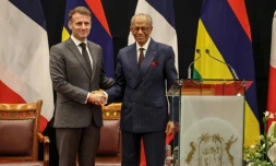 Le Premier ministre de l'île Maurice Navin Ramgoolam (à droite) serre la main du président français Emmanuel Macron (à gauche) lors d'une conférence de presse à Port-Louis, île Maurice, le 20 novembre 2025