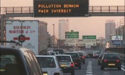 Pour le quatrième jour d'affilé, il est à nouveau demandé aux Franciliens samedi de 05H30 à minuit de réduire de 20 km/h la vitesse sur toutes les portions d'autoroute, voies rapides, routes nationales et départementales d'Île-de-France. 