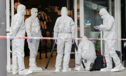 Des inspecteurs de la police relèvent des indices après une attaque meurtrière au couteau, le 28 juillet 2017 à Hambourg, en Allemagne