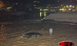 Archives- Voiture emportée par les eaux dans un radier submergé