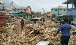 Une rue de la ville de Roseau en Dominique dévastée par le passage de l'ouragan Maria, le 20 septembre 2017