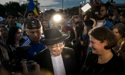 Le philosophe roumain Mihai Sora manifeste devant le bureau du Premier ministre à Bucarest, le 24 juin 2018