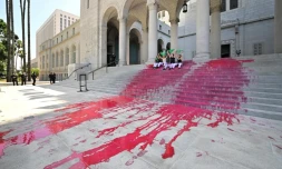 Des défenseurs du droit à l'avortement ont répandu du faux sang devant la mairie de Los Angeles, le 6 juillet 2022