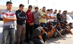 Des migrants arrêtés avant de tenter de traverser la Méditerranée dans un centre de rétention le 4 novembre 2015 à Tripoli