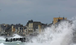 une vague frappe le sillon de Saint-Malo. Six départements de l'Ouest et du Nord-Ouest de la France ont été placés en vigilance orange pour vent violent annoncé à partir de dimanche soir