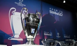 Le trophée de la Ligue des Champions exposé avant le tirage au sort des 8e de finale le 16 décembre 2019 au siÚge de l'UEFA à Nyon, en Suisse