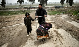 Samir Hamed, 39 ans et son fils de 12 ans, retournent à Mossoul, le 17 mars 2017