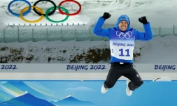Quentin Fillon Maillet sur le podium de l'individuel de biathlon des Jeux olympiques, le 8 février 2022
