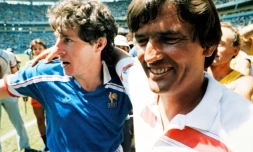 Henri Michel avec Luis Fernandez à l'issue de la victoire des Bleus sur le Brésil, lors du Mondial mexicain, le 21 juin 1986 à Guadalajara