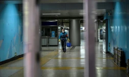 Une stations de métro du quartier d'affaires de Pékin, passablement désertée le 4 mai 2022 en raison de la politique zéro Covid