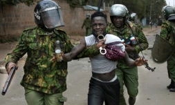 Un manifestant est appréhendé par des membres des forces de l'ordre lors d'une manifestation à Nairobi, le 19 juillet 2023