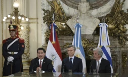 Les présidents du Paraguay Horacio Cartes (g), d'Argentine Mauricio Macri et d'Uruguay Tabaré Vazquez, le 4 octobre 2017 à Buenos Aires