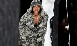 La chanteuse Rihanna salue aprÚs la présentation de sa collection pendant la Fashion Week de New York le 12 février 2016