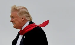 Le président élu Donald Trump lors de sa descente d'avion à Indianapolis le 1er décembre 2016