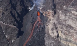 Mardi 5 janvier 2009 - Éruption dans le Dolomieu (Photo observatoire volcanologique)