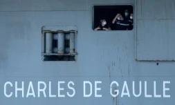 Des marins à bord du porte-avions français Charles de Gaulle, le 12 avril 2020 dans le port de Toulon