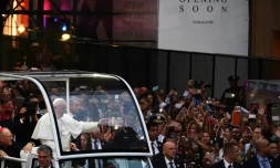 Le pape accclamé par des milliers de personnes à son arrivée en papamobile le 24 septembre 2015 à la cathédrale Saint Patrick à New York