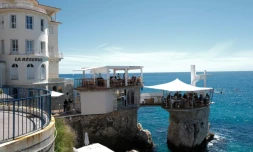 Des clients à la terrasse d'un restaurant à Nice, le 19 mai 2021 le jour de la réouverture des cafés et restaurants en France