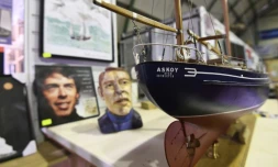Une maquette de l'Askoy II ayant appartenu au chanteur Jacques Brel, le 3 avril 2018 dans l'atelier des frĂšres qui veulent le restaurer, Ă Zeebruges, en Belgique