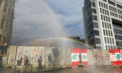 Les forces de sécurité utilisent des canons à eau contre des manifestants, le 11 février 2020 à Beyrouth, au Liban