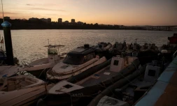 Des bateaux pneumatiques confisqués à des trafiquants de drogue par le service maritime espagnol Aduanas sont à quai à Algeciras, le 9 avril 2024 dans le sud de l'Espagne