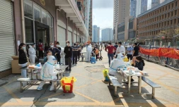 Opération de dépistage de masse du Covid-19 à Shenzhen, dans le sud de la Chine, le 13 mars 2022