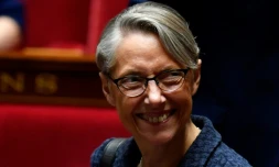 La ministre des Transports Elisabeth Borne sourit aprÚs l'adoption par les députés du projet de loi de réforme de la SNCF, à l'Assemblée nationale, le 17 avril 2018