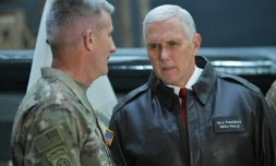 Le vice-président américain Mike Pence avec le général Nick Nicholson, commandant des forces américaines en Afghanistan à Bagram, le 21 décembre 2017