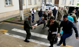Des soldats azerbaïdjanais transportent un des leurs à l'hôpital dans la ville de Terter en Azerbaïdjan