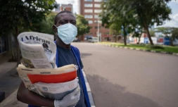 Un vendeur de journaux dans les rues de Kigali, le 22 mars 2020