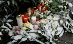 Des fleurs et des bougies déposées en hommage aux victimes d'un attentat à la voiture-bélier, le 13 février 2025 à Munich, dans le sud de l'Allemagne