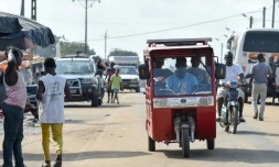 Une voiturette solaire à trois roues dans les rues de Jacqueville, le 17 août 2018 en Côte d'Ivoire