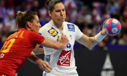 La Française Alexandra Lacrabère (d) à la lutte avec la Monténégrine Andela Bultatovic lors de l'Euro-2018 de handball dames, le 4 décembre 2018 à Nancy
