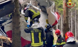 Photo du 23 mai 2021, publiée le 24 mai par les pompiers italiens, montrant les secouristes sur les lieux de l'accident de téléphérique à Stresa, dans le nord de l'Italie