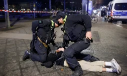 Des policiers arrêtent un suspect après qu'une personne a été poignardée près du Mémorial de l'Holocauste à Berlin, le 21 février 2025