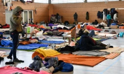Des migrants kurdes et afghans s'apprĂȘtent Ă dormir dans un gymnase de Grande-Synthe, prĂšs de Dunkerque, le 7 fĂ©vrier 2018