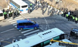 Un véhicule du ministère de la Justice transportant le président sud-coréen Yoon Suk Yeol arrive au tribunal central de Séoul, le 20 février 2025