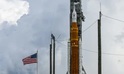 La fusée SLS, haute de 98 mètres, sur le pas de tir 39B du centre spatial Kennedy le 2 septembre 2022, avant son décollage pour la mission non habitée Artémis 1