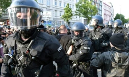 La police allemande arrête un manifestant, le 7 juillet 2017 à Hambourg en Allemagne en marge du G20