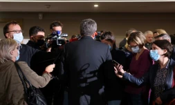 L'évêque catholique Eric de Moulins-Beaufort (C), président de la Conférence des évêques de France (CEF), s'adresse à la presse lors de la publication du rapport d'une commission indépendante sur les abus sexuels commis par des responsables ecclésiastiques (Ciase), le 5 octobre 2021, à Paris