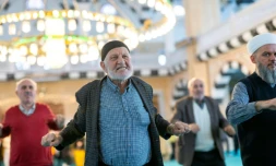 Des fidÚles participent à une séance de remise en forme aprÚs la priÚre, dans une mosquée du quartier de Bagcilar, à Istanbul, le 8 février 2024 en Turquie