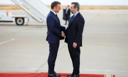 Le président français Emmanuel Macron est accueilli par le ministre syrien des Affaires étrangÚres Asaad al-Shaibani, le 6 juillet 2026 à l'aéroport de Damas