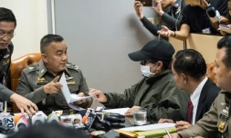 La mère d'une victime de trafic sexuel (3ème D) parle à un policier lors d'une enquête au bureau du siège de la police à Bangkok, le 25 avril 2017