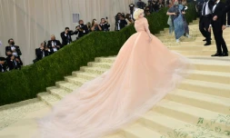 La chanteuse et auteure américaine Billie Eilish arrive au gala du Met à New York le 13 septembre 2021