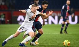 Le capitaine et défenseur brésilien du Paris Saint-Germain, Marquinhos (d), aux prises avec le défenseur rennais, Adrien Truffert, lors de leur match de L1, le 7 novembre 2020 au Parc des Princes