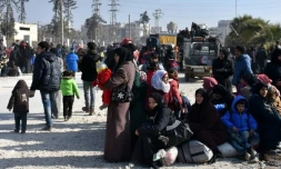 Des civils en attente à un point de contrôle tenu par les forces du régime le 10 décembre 2016 à al-Hawoz un quartie d'Alep est