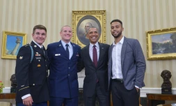 Le président Barack Obama reçoit le 17 septembre 2015 à la Maison Blanche les trois héros Anthony Sadler (d), Alek Skarlatos (g) et Spencer Stone (2eg) étaient intervenus pour désarmer un homme armé dans un Thalys Amsterdam-Paris